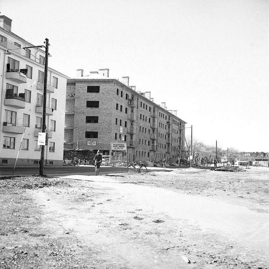 Nobelhuset under uppförande 1946. Stommen murades av tegel medan burspråken vid ljusschakten i trapphusen murades av lättbetong. Väggarna putsades och taket belades med lertegel.