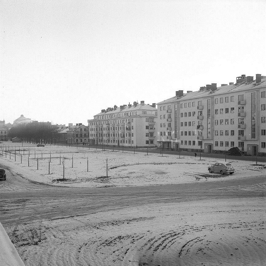 Nobelhuset till höger har hunnit bli färdigställt utvändigt. Foto: Carl Larsson, Gävle. Ur Länsmuseet Gävleborgs fotosamling. Gällande detaljplan, kulturhistorisk status m.m. Den gällande detaljplanen för fastigheten Norrtull 18:10 vann laga kraft 7 december 1945.