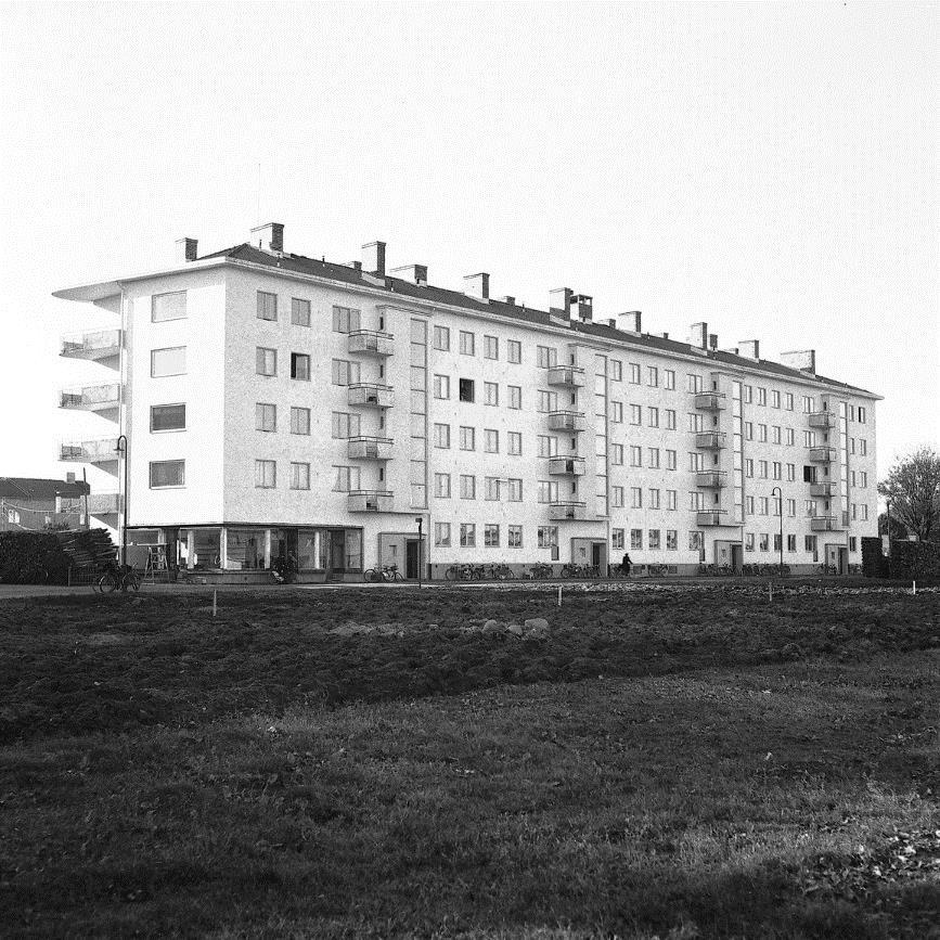 funktionalism, tillika ovanligt välbevarad. Invändigt poängterades att även trapphusen var välbevarade.