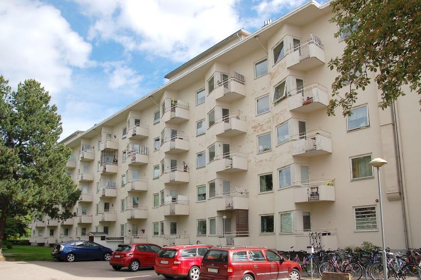 Den västra fasaden börjar se sliten ut till följd av flagnande puts, rost på