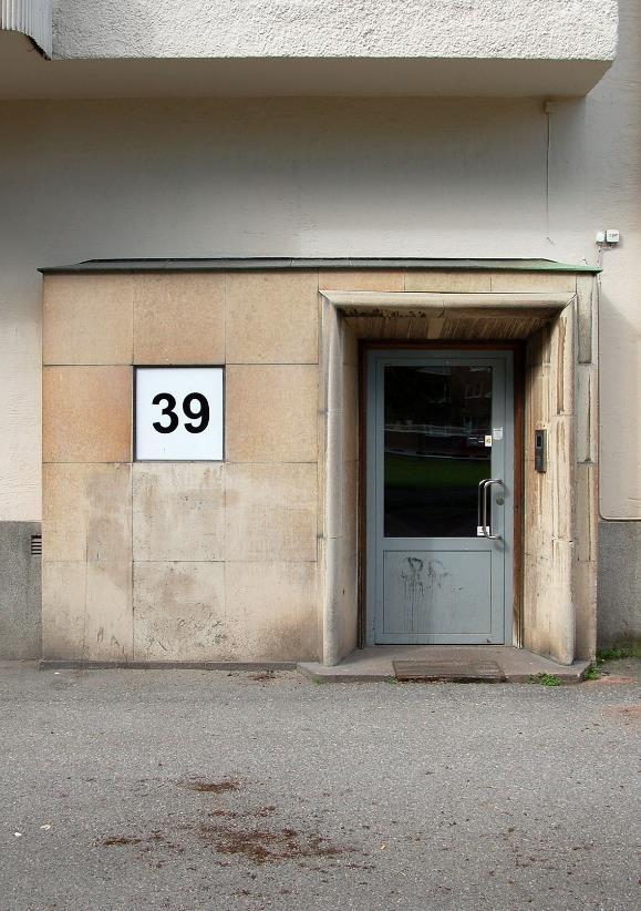 vertikala fönsterbandet släppte in dagsljus till trapphuset, men när ljusschaktet