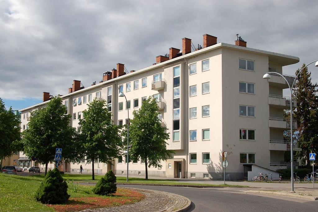 sammanhängande vertikala fönsterpartierna på burspråken.