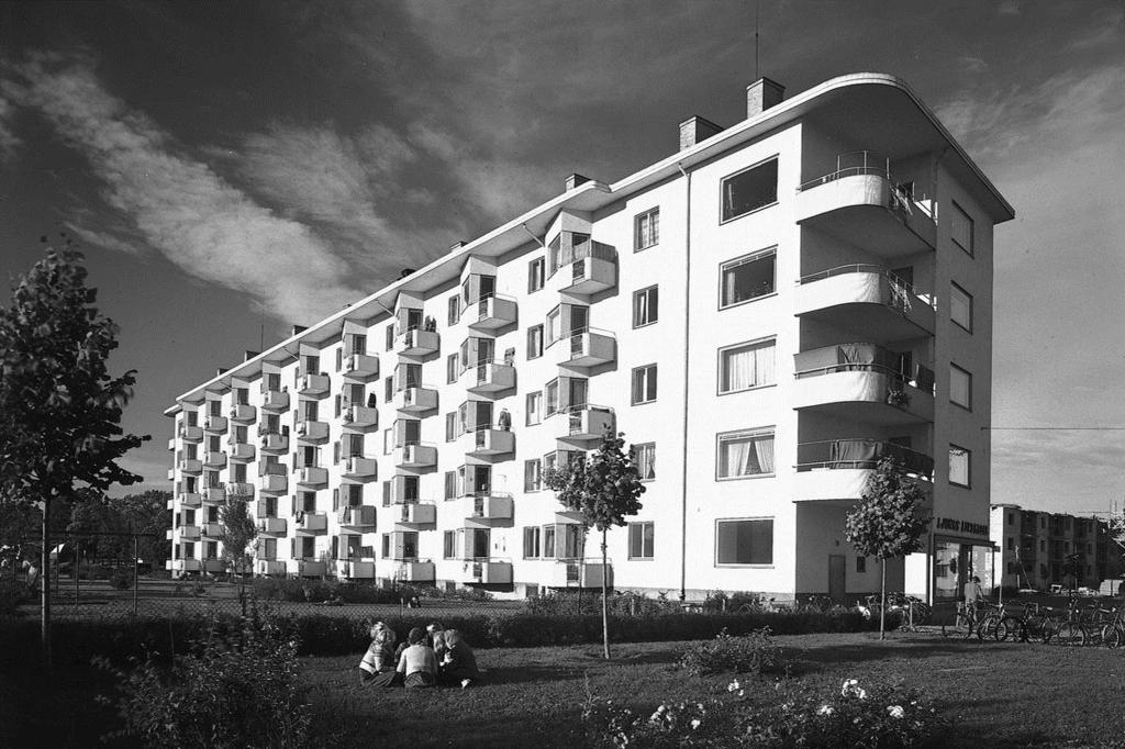 Notera också restauranglokalen på 1950 års bild.
