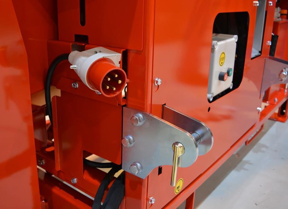 14 Eldriven maskin En eldriven maskin fungerar med en effekt på 7,5 kw. Elmotorns IP-värde är 55. Säkringen bör vara minst en 20 A säkring med C-karakteristik.