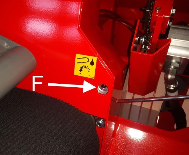 Det lönar sig att fylla på olja när ca 5 cm olja finns kvar i kanistern. Obs! Om oljan tagit slut och luft har kommit in i systemet, ska sågkedjeoljans pump luftas på följande vis: Bild 45.