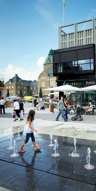 Stationsområdet har med sitt nya resecentrum och passagen under järnvägen blivit den naturliga länken mellan City och Mälaren.