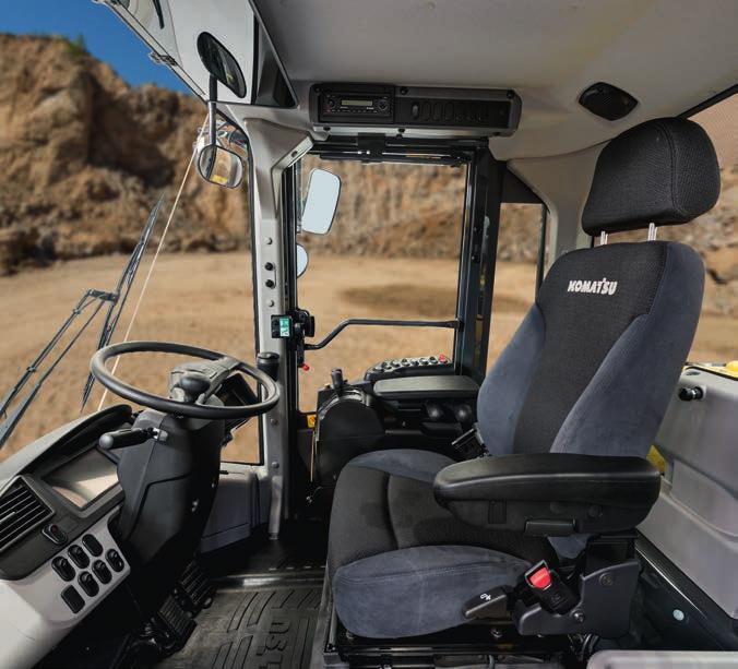 Förstklassig komfort Ökad komfort I den breda hytten, Komatsu SpaceCab, är ett luftdämpat, uppvärmt säte med fullt justerbara armstöd, själva navet i en bekväm arbetsmiljö som motverkar trötthet.