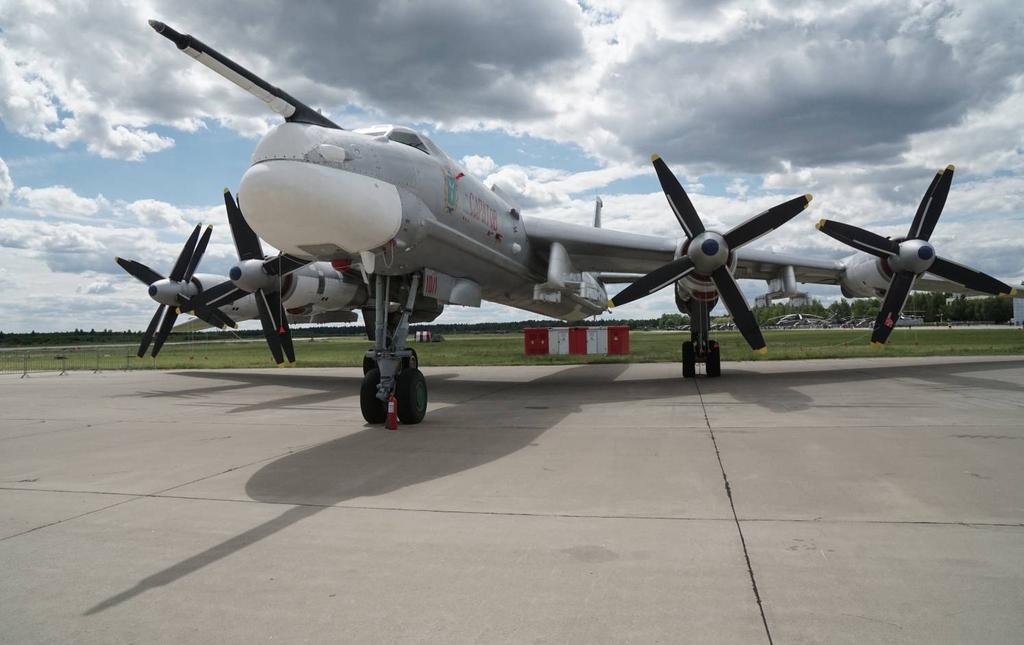 Vapenbalk AKU-5M till kryssningsrobot Ch-101/102 (Ryssland) På den ryska utställningen Armija 2015 visades vapenbalken AKU-5M i dubbellavettage på en Tu-95MS.