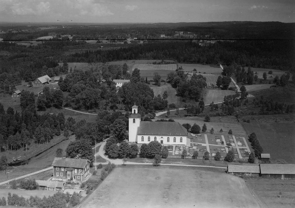 Beskrivning och historik Kyrkomiljön Tofteryds kyrka är belägen i Tofteryds by och socken vid Lagans dalgång. Landskapet är kuperat och skogsrikt, socknen har aldrig varit en utpräglad jordbruksbygd.