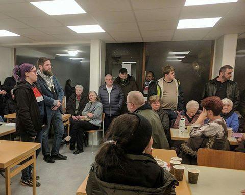 Lokal organisering Stöd till Beväringsgatan Föreningen Alla ska kunna bo kvar representerade av Malin Fricke och Mattias Axelsson var på plats när de boende på