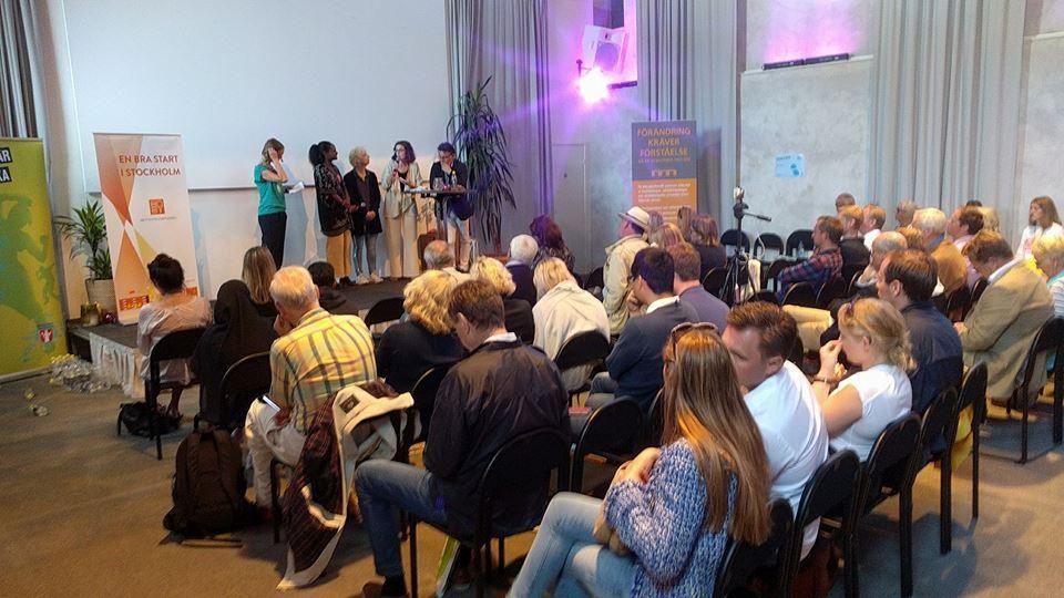 Almedalen Föreningen deltog med fem personer under Almedalsveckan. Där pratade vi med politiker, fastighetsägare och folk från Hyresgästföreningen. Vi ställde också kritiska frågor på seminarier.