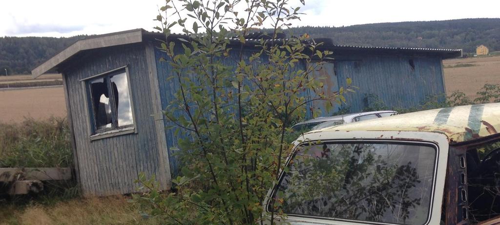 2017-09-18 Bostadsmodul 2017-09-18 Byssja Platsen är idag kraftigt eftersatt med ett stort antal bilvrak och misskötta byggnader.