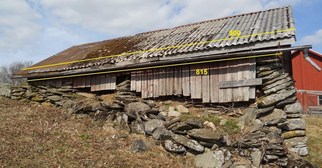 Jordkällaren är inbyggd i en östsluttning med den utstickande östra delen uppbyggd av en kallmur med obearbetad natursten.