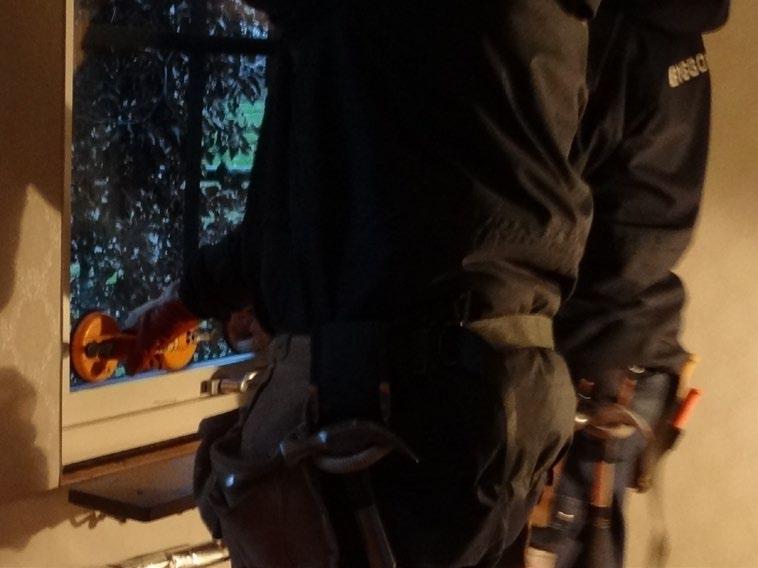 Om fönsteröppningen inte är jämn kan olika tjocklek på brickorna under höger respektive vänster sida