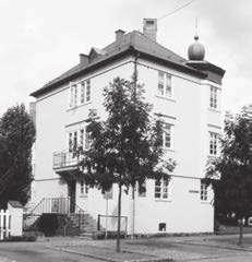 Byggnaden uppfördes 1915 efter ritningar av H Falkman. Den innehöll ursprungligen lägenheter för änkor med barn och används nu som barnstuga.
