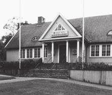 Bagaregårdens landeri, f d huvudbyggnad. F d Församlingshemmet. Fasad mot Stockholmsgatan. ingar är karaktäristiska inslag i miljön.