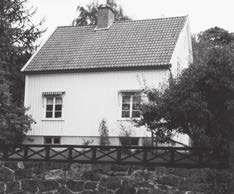 Villor vid Uddevallagatan Längs kullens nordvästra sida ligger en rad villor av trä uppförda 1923 24. De är i 1 1 1 /2 våning och har branta tegeltäckta tak.