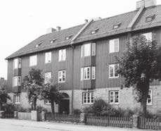 Övriga är välbevarade. Ett viktigt inslag i miljön är de enhetligt byggda naturstenmurarna och trästaketen som avgränsar tomterna mot gatan. 40 Villa vid Uddevallagatan. Kvarteret Vättlefjäll.