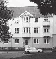 Själva Viloplatsen är en planterad yta omgiven av träd och utsmyckad med skulpturgruppen Mannen och trädet som uppsattes 1991. Kvarteren Kinnekulle och Halleberg ramar in platsen på två sidor.
