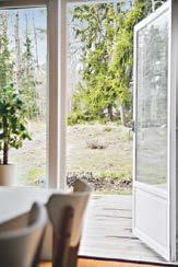 På övre plan, som är sovplanet, finns idag ett helkaklat badrum med tvättmöjligheter