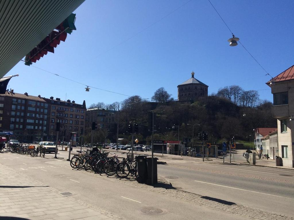 Perspektiv 1 bild utifrån bifogad Vybild Skanstorget från ost (Bilaga 3), 1 bild enligt fotot nedan (Bilaga 4) alternativt egen bild med samma vy och skärning, samt minst ett valfritt läge.