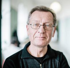 relationerna mellan civilsamhället och den offentliga sektorn. Han är styrelseledamot i Center for Frivilligt Socialt Arbejde.