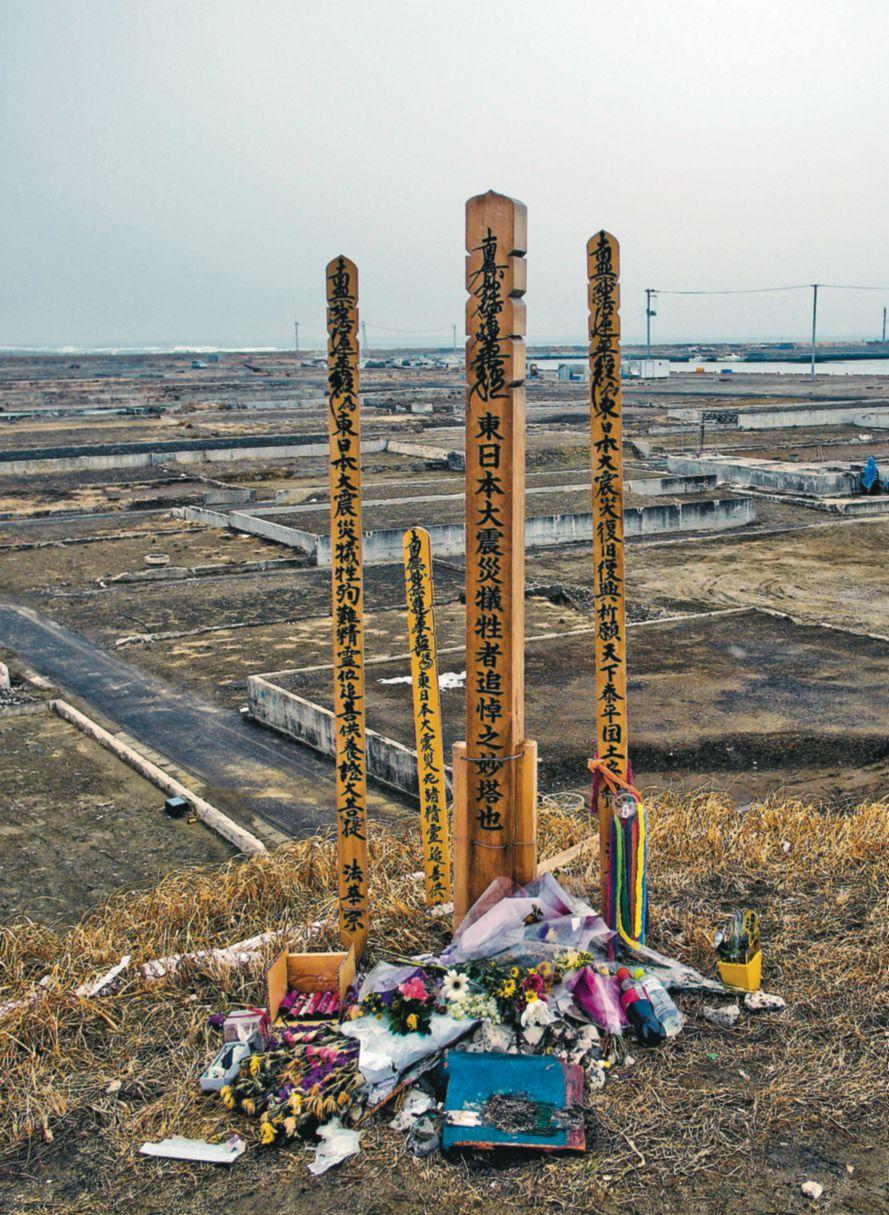 SvD söndag 11 mars 2012 HELG 25 På många håll i Japan högtidlighålls i dag minnet av de som dödades för ett år sedan. Här vid Natori, norr om Fukushima, omkom 900 människor.