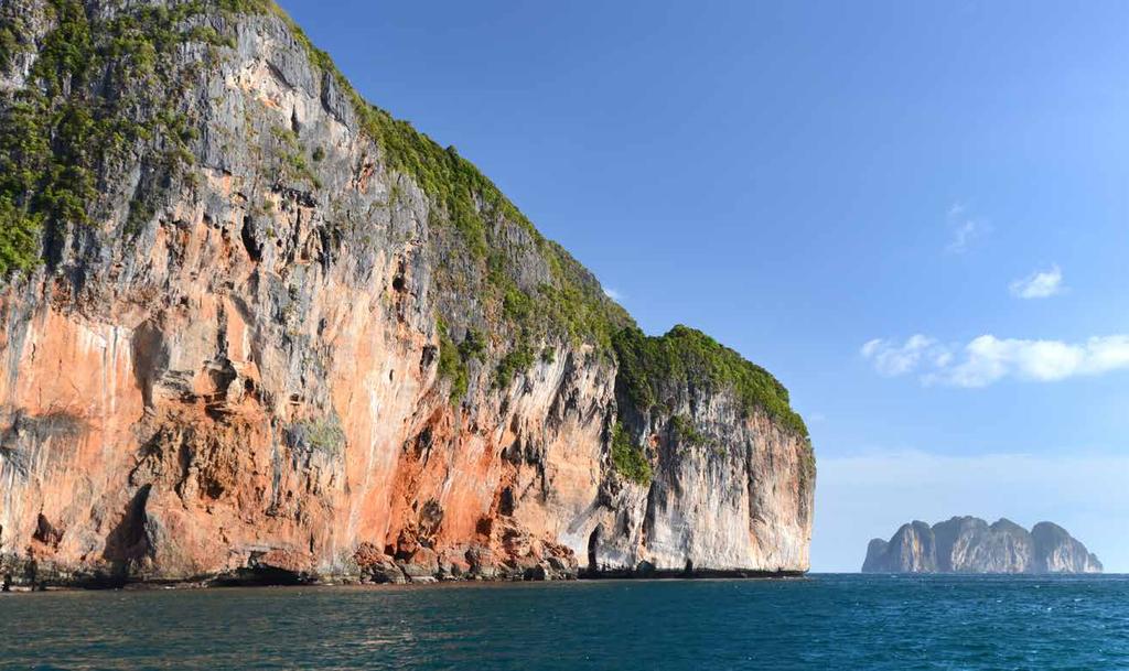 Segelskuta till Phi Phi Don och snorkling vid Monkey Beach Phi Phi-öarna tillhör Thailands mer kända destinationer.