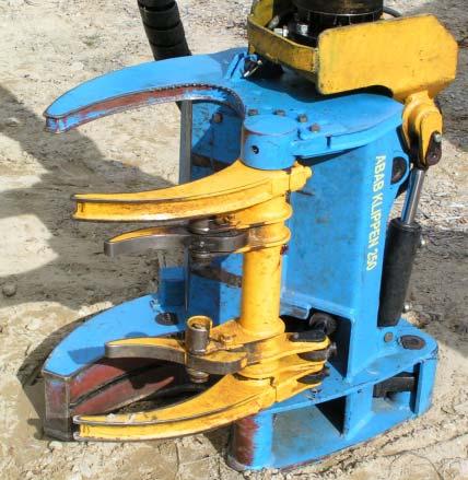 Sågskivan trycks hydrauliskt framåt vi fällning eller kapning. T.h. Bracke C 16a med sågskiva som fäller trädet genom att skjutas fram.