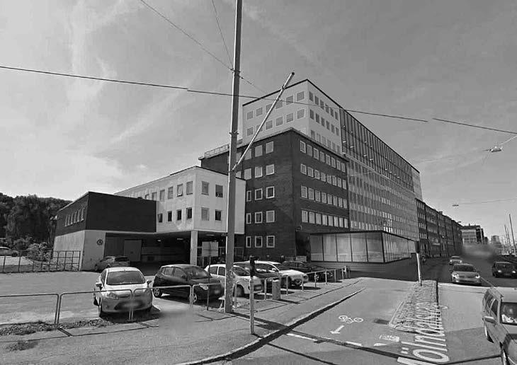 Tillbyggnaden mot Mölndalsvägen ger byggnaden ytterligare en volym mot öster. Den utgörs av en sockel i samma höjd som befintlig sockelvåning i den del av tillbyggnaden som ska rymma entré.