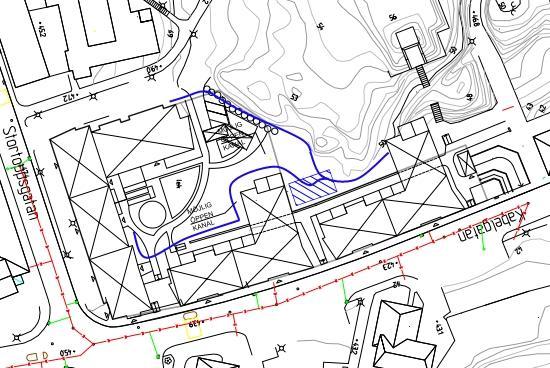 Dagvatten från ramper/garage på fastigheten tas omhand i dagvattenbrunnar, leds i ledningar via en oljeavskiljare till en pumpstation alt kopplas till dräneringen som ändå måste lyftas