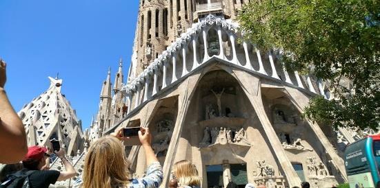 Den medeltida arkitekturen finns fortfarande bevarad i Ciutat Vella, gamla staden. Vi börjar med El Templo Expiatorio de la Sagrada Familia av den berömde katalanske arkitekten Antonio Gaudí.