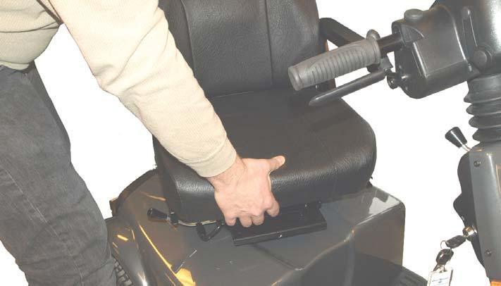 Färdigställande/anpassning Höjdreglering av säte Lyft av sätet och tag bort bakskärmen.