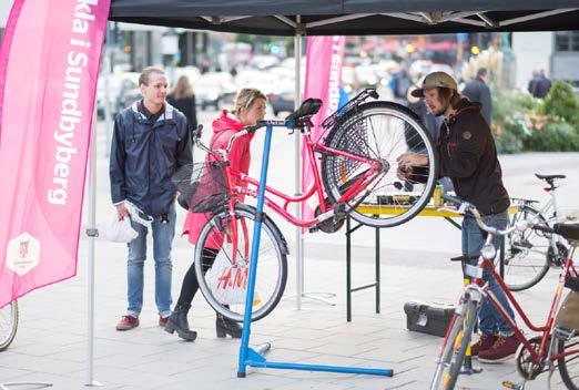 Gratis cykelservice på Sundbybergs torg under trafikantveckan.