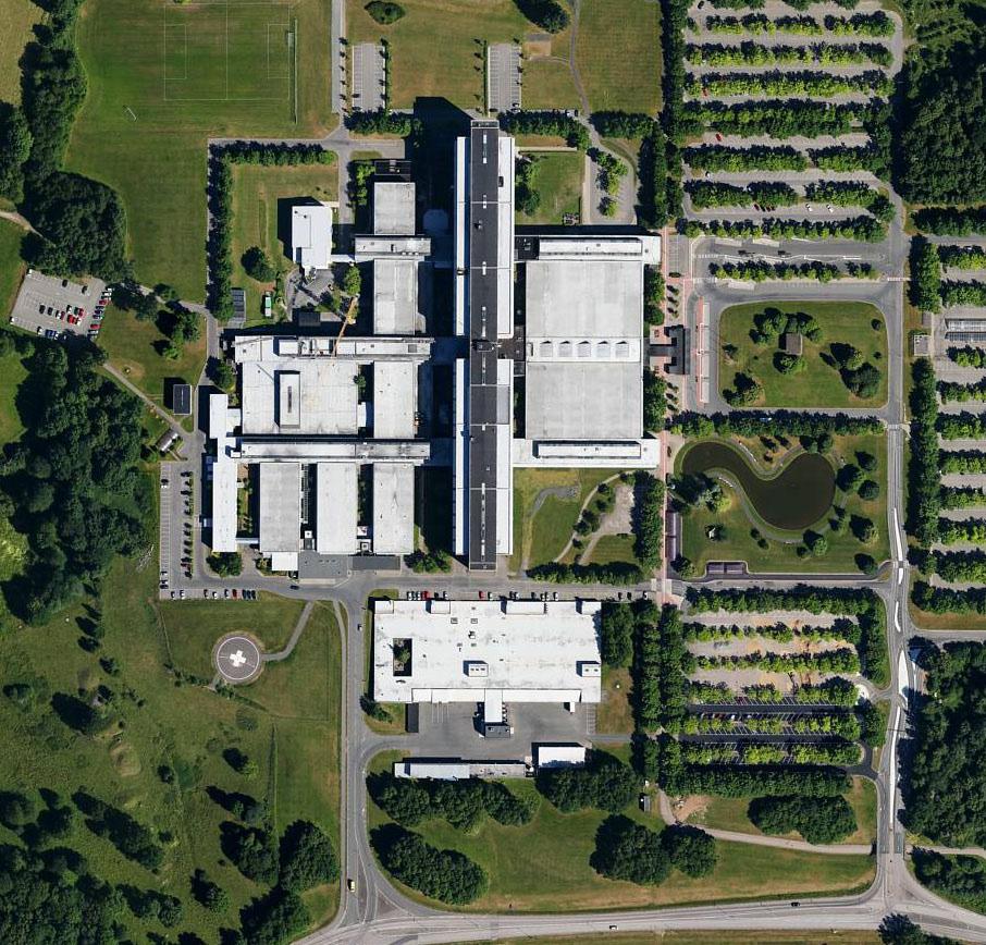 Den höga byggnaden kompletteras av tvåvåningsdelar med mottagningar, behandlingsrum och operationsavdelningar. Arkitekturen är tidstypisk och har repetitivt uttryck.