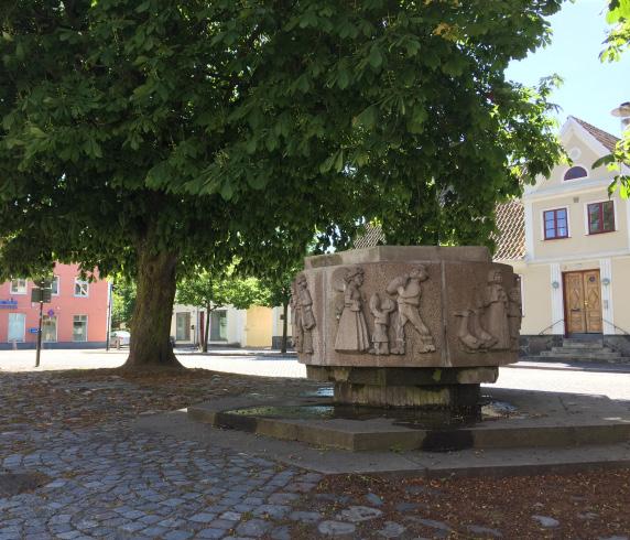 TRELLEBORGS STAD Trelleborg har aor frå vikigatide och de idag rekostruerade vikigatida rigborge Trelleborge har gett stade dess am. Ett fraciskaerkloster grudades i stade, trolige 1247.