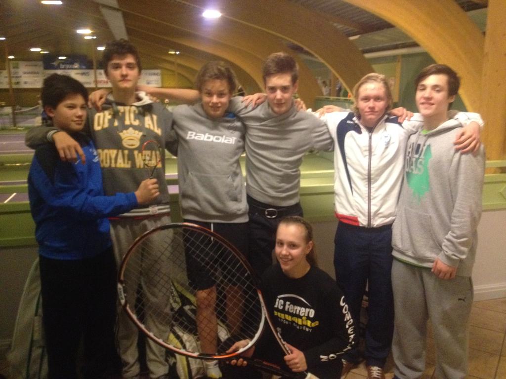 Här är Edis, Mirza och Viktor glada efter segrarna i Trollbäckens Tennis Europe: PS 14 (Viktor) och PD 14 (Viktor och Edis) Team 15 18 tävlingsresor Under året genomfördes ett 4 st team 15 18 resor