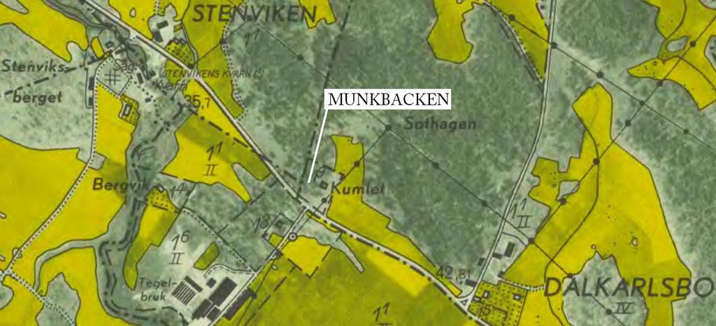 Munkbackens historia Munkbacken är namnet på en stenig backe belägen i Jumkil längs den gamla sträckningen av väg 272, historiskt sett tillhörande Dalkarlsbo ägor med gräns mot Stenviken men sedan