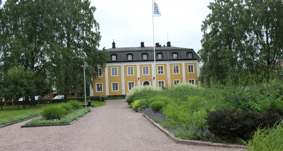 med andra ståendes, på offentliga sittplatser eller på gågatans uteserveringar.