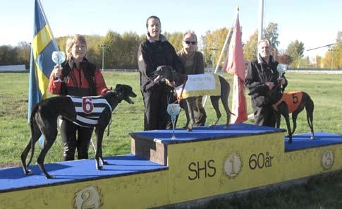 Puppy Derby Hade samlat 6 hundar i klass M2. Starten togs av I Am Åskar, som ledde hela loppet. I första böj före Nelly Melody och Mega Megu.