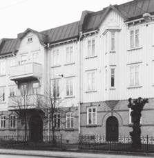 En rad låga trähus vid Ånäsvägen ersattes 1910 30 med landshövdingehus och 1930 45 uppfördes en grupp större bostadshus av tegel längs Övre Olskroksgatan.
