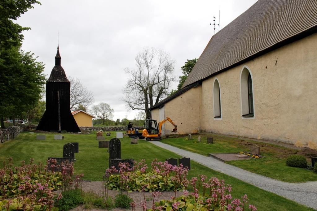 Klockstapeln Schakt grävdes runt kyrkans klockstapel vilken står på kyrkogårdens nordöstra del (figur 13 och 14). Lagerföljden var den samma som runt kyrkobyggnaden.