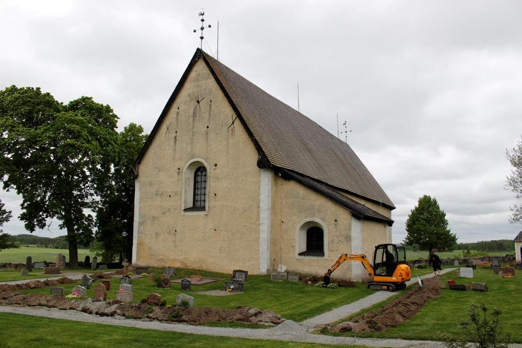 Syfte, metod och genomförande Åskskyddet vid Kungs-Husby kyrka och klockstapel behövde kompletteras genom anläggandet av ny ringledare samt jordplåtar runt byggnaderna.