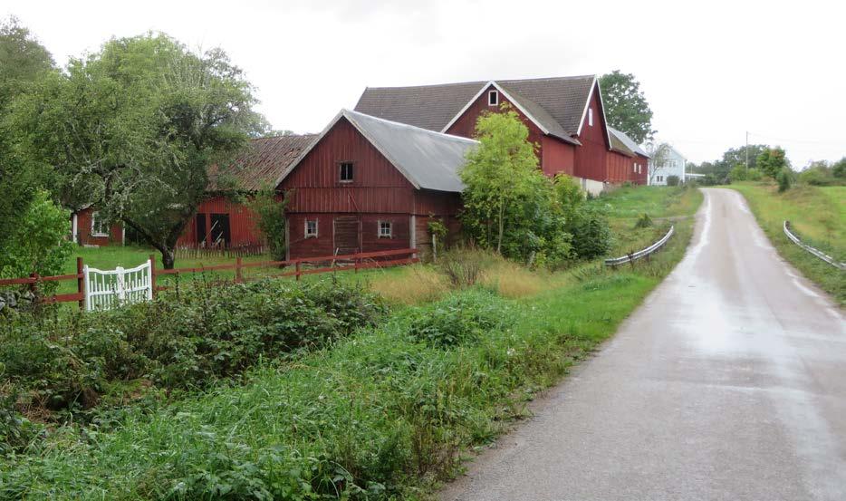 Kärnområdet Bebyggelsens gruppering på krönet i landskapet och de slingrande gamla vägarna och vägmiljöerna i den centrala byn ger en bild av en ålderdomlig by.