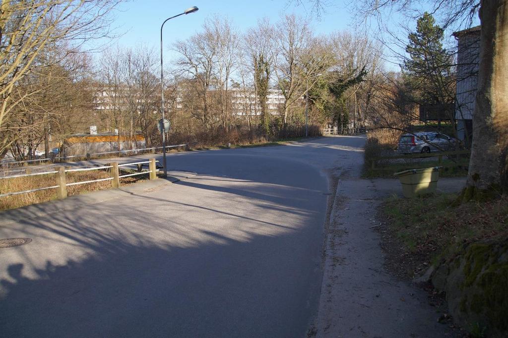 Riktning 10 km POSITION 3 Plats: Kurvan i backen som går från Battsam och