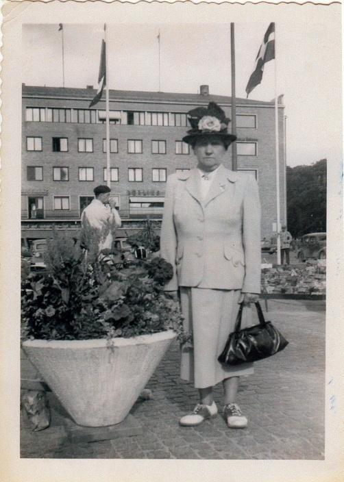 Hon emigrerade tillsammans med sin man Thure till USA i början av 1900- talet. De fick tre söner, Arthur, Albert och Gustav.