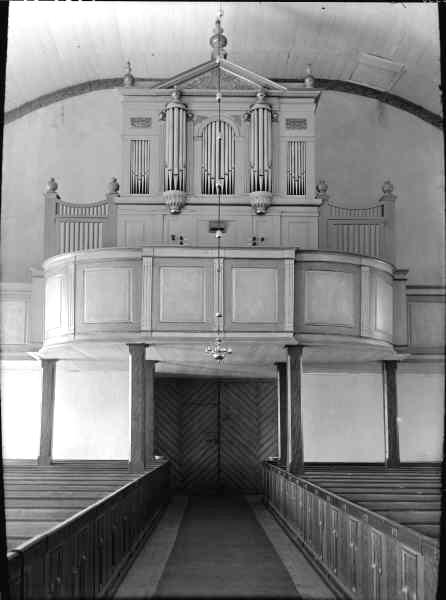 Historik En arkeologisk undersökning som genomfördes i samband med en restaurering på 1970-talet visade att den medeltida stenkyrka som stod fram till 1790-talet föregåtts av en äldre träkyrka.