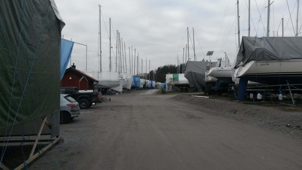 Figur 3. Bild på del av uppsättningen vinterplatser. Säbyvikens marina är ansluten till organisationen Sweboat och har en egenkontrollpärm som tagits fram med hjälp av Sweboats mallar.