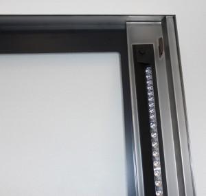 Hushållsteknik Rengöring av glasskivor och LED-kåpor Vid behov kan du enkelt rengöra innerglasskivorna och LED-kåporna. Apparaten är särskilt utrustad med svängbara glasskivor.