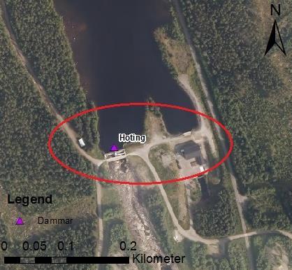 Figur 13. Magasinet och nedströms vy över Hoting dammanläggning. Dammen markeras av den röda ringen. 4.7.2 Parametervärden grundfall Den begränsande sektionen i grundfallet visas i figur 14.
